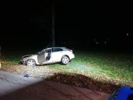 Ujazd: Jechał z dwójką dzieci, uderzył w drzewo