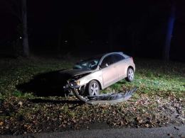 Ujazd: Jechał z dwójką dzieci, uderzył w drzewo