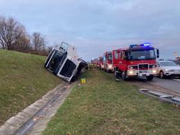 Pijany kierowca prowadził ciężarówkę pełną "szkockiej". Wpadł do rowu