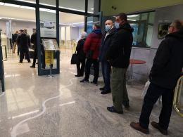 Kilkaset osób przed NBP. Do sprzedaży trafił kolekcjonerski banknot z Lechem Kaczyńskim