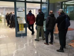 Kilkaset osób przed NBP. Do sprzedaży trafił kolekcjonerski banknot z Lechem Kaczyńskim