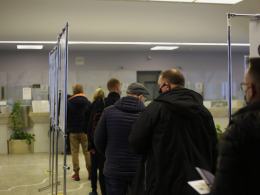 Kilkaset osób przed NBP. Do sprzedaży trafił kolekcjonerski banknot z Lechem Kaczyńskim