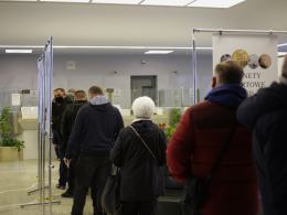 Kilkaset osób przed NBP. Do sprzedaży trafił kolekcjonerski banknot z Lechem Kaczyńskim
