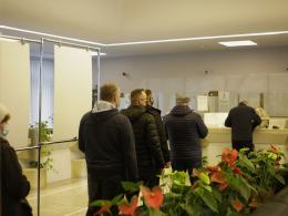 Kilkaset osób przed NBP. Do sprzedaży trafił kolekcjonerski banknot z Lechem Kaczyńskim