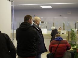 Kilkaset osób przed NBP. Do sprzedaży trafił kolekcjonerski banknot z Lechem Kaczyńskim