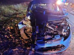 Wypadek na trasie Krępna - Obrowiec. Osobówka uderzyła w drzewo