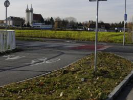 Rozpędzeni rowerzyści jadący z mostu Halupczoka przecinają Krapkowicką. Policjanci reagują