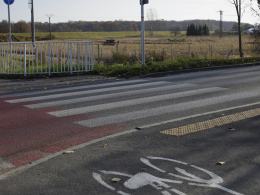 Rozpędzeni rowerzyści jadący z mostu Halupczoka przecinają Krapkowicką. Policjanci reagują