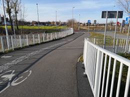 Rozpędzeni rowerzyści jadący z mostu Halupczoka przecinają Krapkowicką. Policjanci reagują
