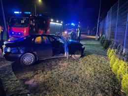 Świadkowie zauważyli mężczyznę pchającego rozbite auto. Pomogli mu, a on uciekł