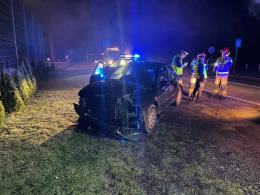 Świadkowie zauważyli mężczyznę pchającego rozbite auto. Pomogli mu, a on uciekł