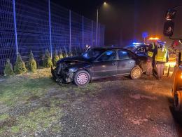 Świadkowie zauważyli mężczyznę pchającego rozbite auto. Pomogli mu, a on uciekł