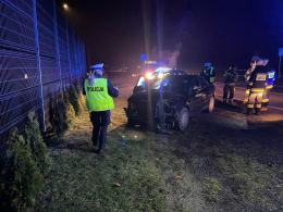 Świadkowie zauważyli mężczyznę pchającego rozbite auto. Pomogli mu, a on uciekł