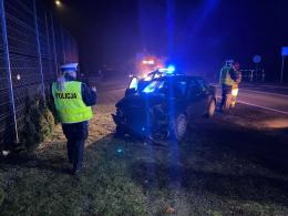 Świadkowie zauważyli mężczyznę pchającego rozbite auto. Pomogli mu, a on uciekł