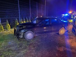 Świadkowie zauważyli mężczyznę pchającego rozbite auto. Pomogli mu, a on uciekł