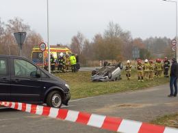 Zderzenie pojazdów w Chrząstowicach. Jednoauto dachowało