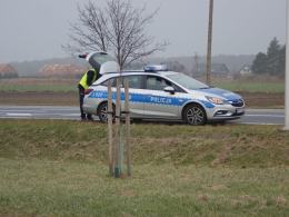Zderzenie pojazdów w Chrząstowicach. Jednoauto dachowało