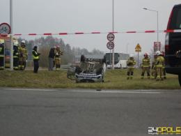 Zderzenie pojazdów w Chrząstowicach. Jednoauto dachowało