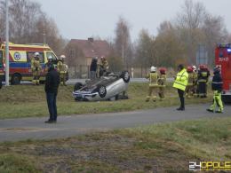Zderzenie pojazdów w Chrząstowicach. Jednoauto dachowało