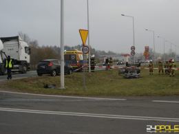 Zderzenie pojazdów w Chrząstowicach. Jednoauto dachowało