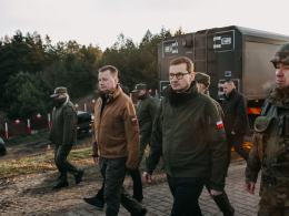 Migranci na granicy atakują służby kamieniami i granatami hukowymi. Żołnierze odpierają ataki