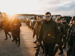 Migranci na granicy atakują służby kamieniami i granatami hukowymi. Żołnierze odpierają ataki