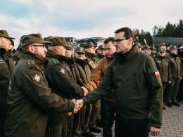 Migranci na granicy atakują służby kamieniami i granatami hukowymi. Żołnierze odpierają ataki