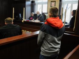 22-latek sprzedawał narkotyki, a za długi groził utratą życia. Stanął przed sądem