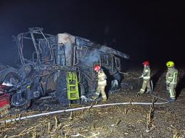 Na polu spłonął kombajn. Z ogniem walczyły trzy zastępy strażaków