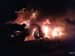 Na polu spłonął kombajn. Z ogniem walczyły trzy zastępy strażaków