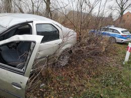 Dachowanie pojazdu w powiecie oleskim. Kierowca miał dużo szczęścia