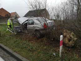 Dachowanie pojazdu w powiecie oleskim. Kierowca miał dużo szczęścia