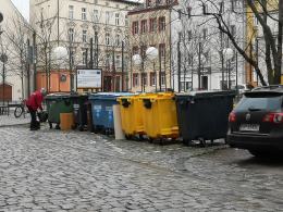 Problem z podziemnymi koszami na Placu Sebastiana. Awaria trwa już długo