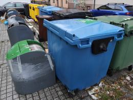 Problem z podziemnymi koszami na Placu Sebastiana. Awaria trwa już długo