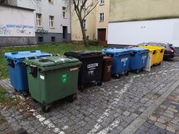 Problem z podziemnymi koszami na Placu Sebastiana. Awaria trwa już długo