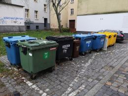 Problem z podziemnymi koszami na Placu Sebastiana. Awaria trwa już długo