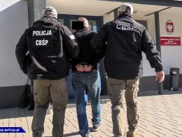 Sprzedawali paszporty Covid-19 w social mediach. Zatrzymano 11 osób