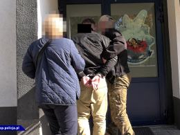 Sprzedawali paszporty Covid-19 w social mediach. Zatrzymano 11 osób