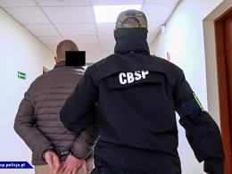 Sprzedawali paszporty Covid-19 w social mediach. Zatrzymano 11 osób