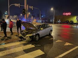 Zderzenie pojazdów na wiadukcie na Ozimskiej. Jedna osoba została ranna