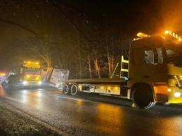 Ciężarówka przewożąca cukier wypadła z drogi