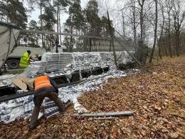 Ciężarówka przewożąca cukier wypadła z drogi