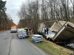Ciężarówka przewożąca cukier wypadła z drogi