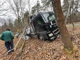Ciężarówka przewożąca cukier wypadła z drogi