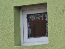 Nieznany sprawca wybił szybę w salonie fryzjerskim i wrzucili substancję drażniącą oczy