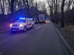 Kabina ciężarówki roztrzaskała się o drzewo. Kolizja na trasie Kup - Murów