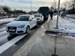 Zderzenie dwóch osobówek i autobusu w Opolu