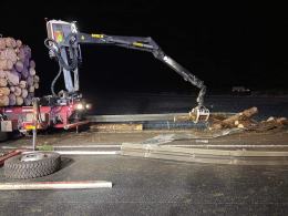 Ciężarówka z drewnem przewróciła się na A4