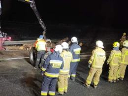 Ciężarówka z drewnem przewróciła się na A4
