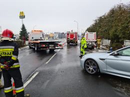 Kierowca samochodu osobowego uderzył w latarnię i mur kościoła